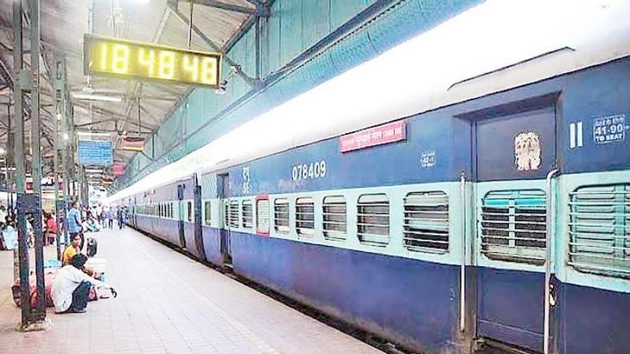 150 ரயில்களை தனியாருக்கு தாரை வார்க்க மோடி அரசு முடிவு !! நிதி ஆயோக் பரிந்துரை !! 150 ரயில்களை தனியாருக்கு தாரை வார்க்க மோடி அரசு முடிவு !! நிதி ஆயோக் பரிந்துரை !!