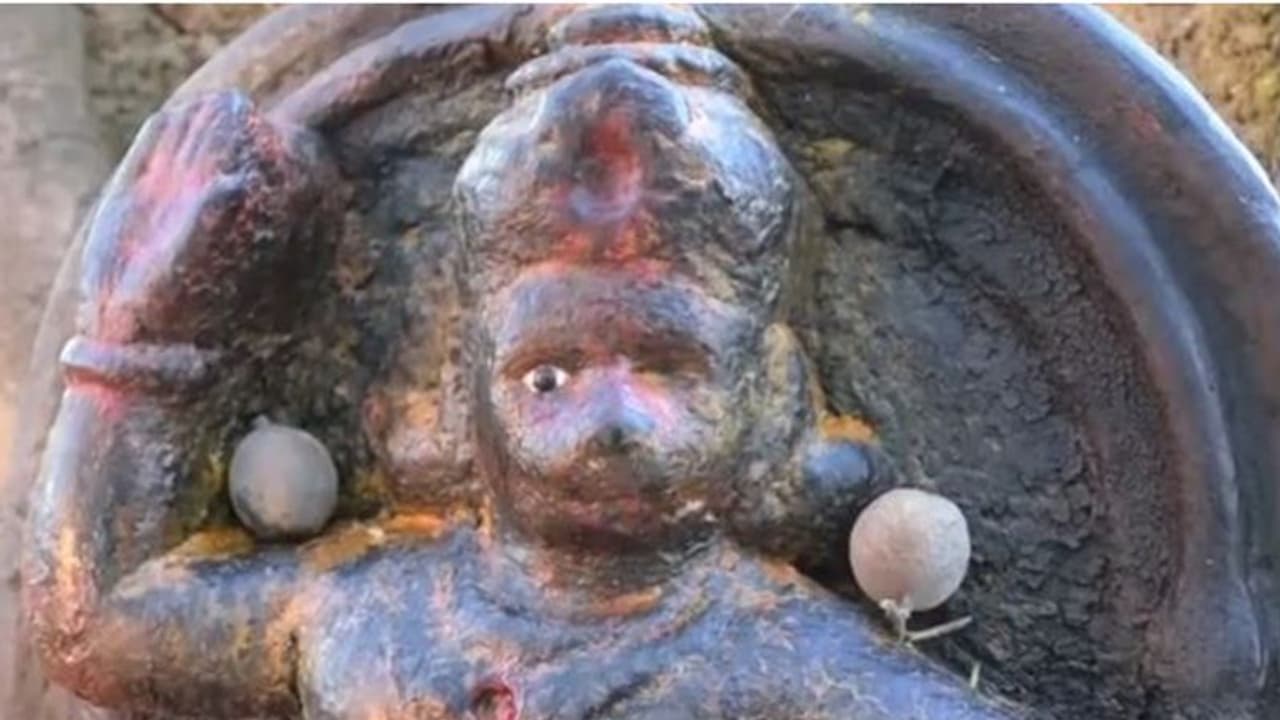 ಒಂದೇ ಕಣ್ಣು ಬಿಟ್ಟ ಆಂಜನೇಯ ಮೂರ್ತಿ : ಪವಾಡಕ್ಕೆ ಜನರ ಅಚ್ಚರಿ ! ಒಂದೇ ಕಣ್ಣು ಬಿಟ್ಟ ಆಂಜನೇಯ ಮೂರ್ತಿ : ಪವಾಡಕ್ಕೆ ಜನರ ಅಚ್ಚರಿ !