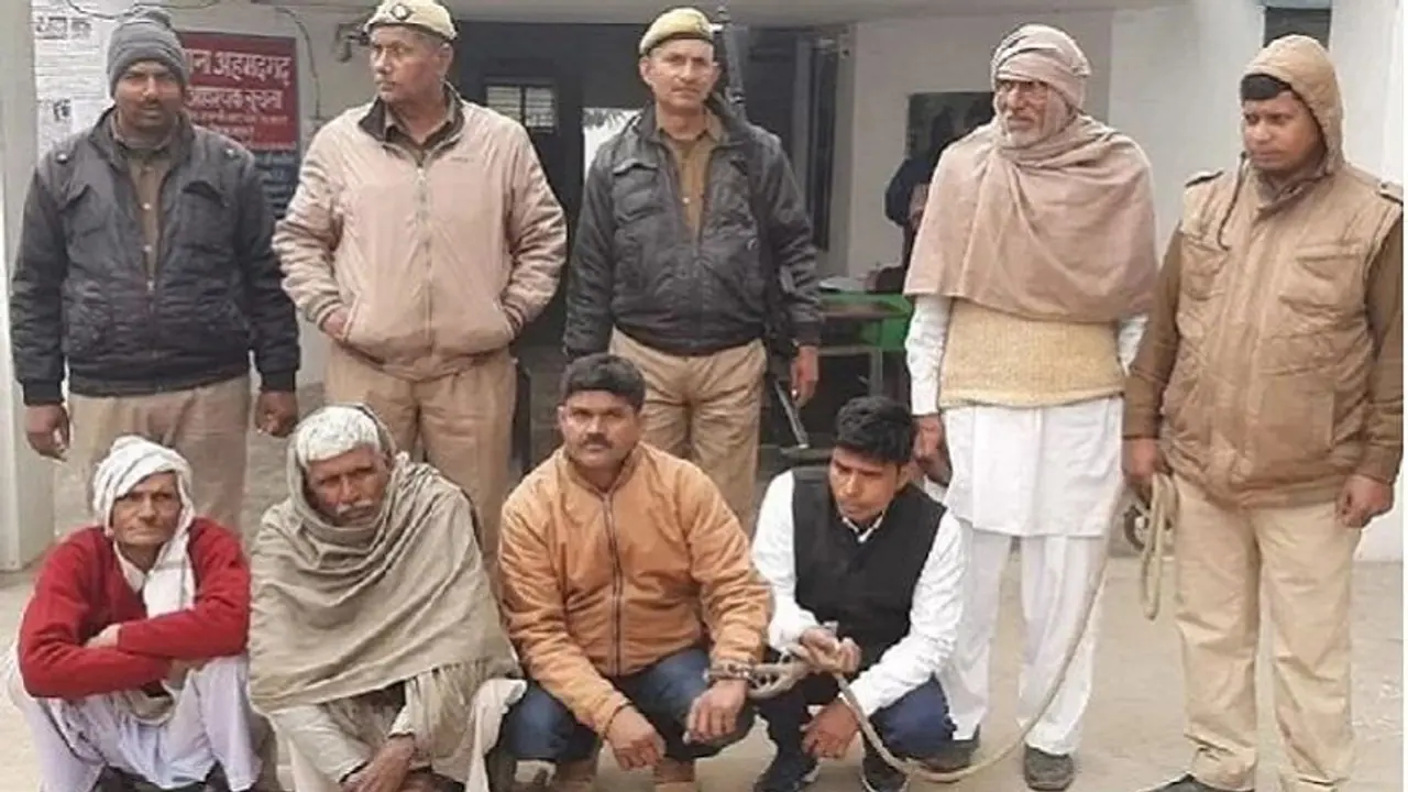 16 साल की बेटी को बेचने के लिए बाजार में उतारा, 80 साल के बूढ़े भी छू छू कर लगा रहे थे बोली, लेकिन... 16 साल की बेटी को बेचने के लिए बाजार में उतारा, 80 साल के बूढ़े भी छू छू कर लगा रहे थे बोली, लेकिन...