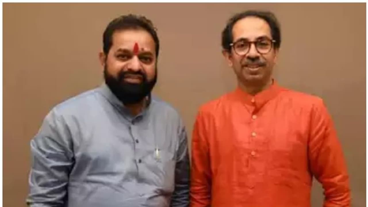 മറാത്തിക്ക് പകരം ഇംഗ്ലീഷ്; ഔദ്യോഗിക രേഖ കീറിയെറിഞ്ഞ് ശിവസേന എംഎൽഎ മറാത്തിക്ക് പകരം ഇംഗ്ലീഷ്; ഔദ്യോഗിക രേഖ കീറിയെറിഞ്ഞ് ശിവസേന എംഎൽഎ