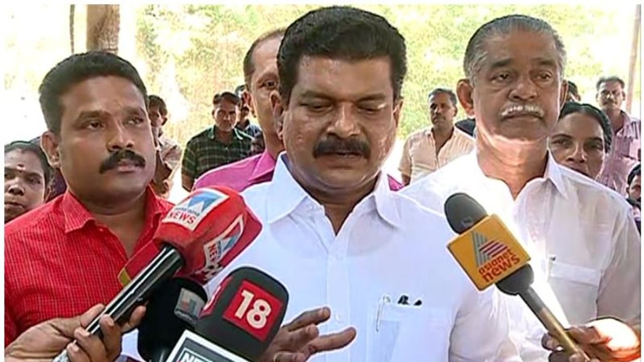 മിച്ചഭൂമി കേസില് പി വി അൻവറിന് തിരിച്ചടി; 6 ഏക്കർ ഭൂമി കണ്ടുകെട്ടണമെന്ന് താമരശ്ശേരി താലൂക്ക് ലാൻഡ് ബോർഡ് മിച്ചഭൂമി കേസില് പി വി അൻവറിന് തിരിച്ചടി; 6 ഏക്കർ ഭൂമി കണ്ടുകെട്ടണമെന്ന് താമരശ്ശേരി താലൂക്ക് ലാൻഡ് ബോർഡ്