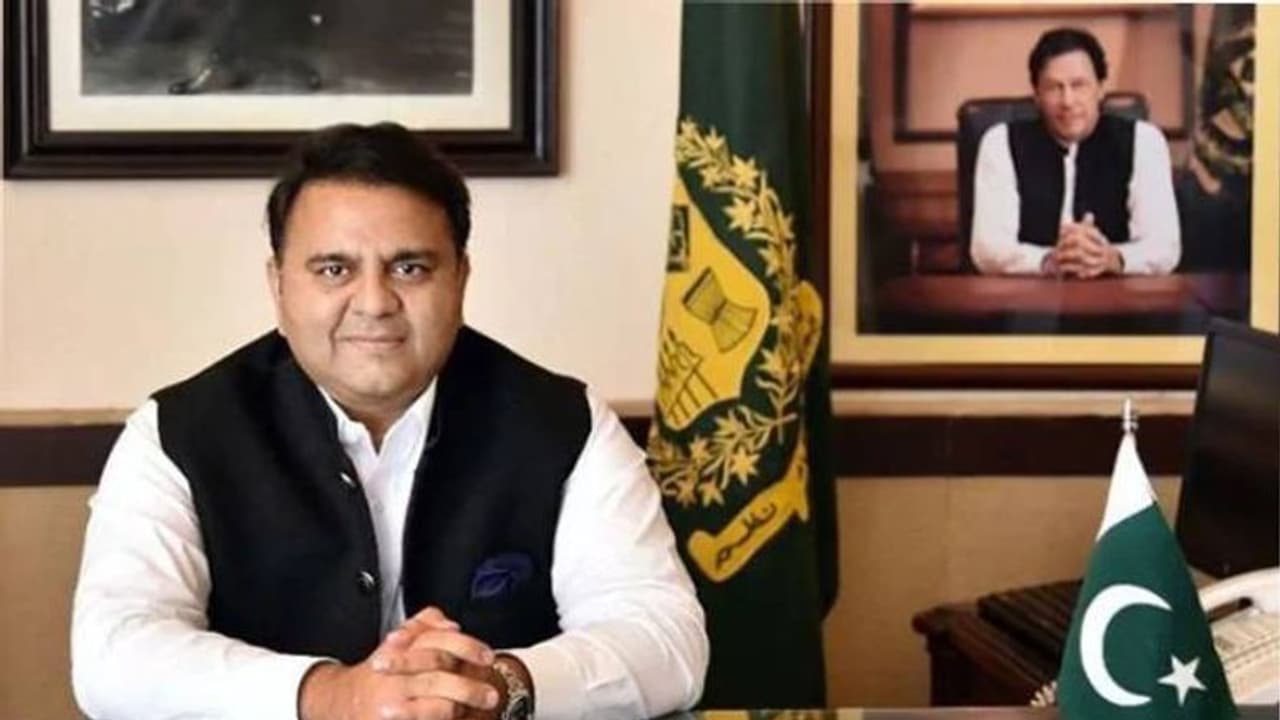 టిక్ టాక్ ఆర్టిస్ట్ తో లింక్: టీవీ యాంకర్ కొట్టిన మంత్రి