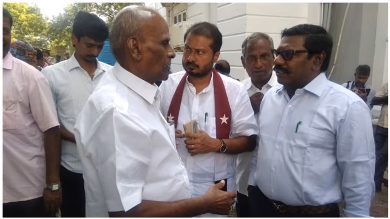 திருமாவளவன் கெட் அப்பில் வந்த கருணாஸ்... மீசையை முறுக்கி மிடுக்காக அசத்தல்..! திருமாவளவன் கெட் அப்பில் வந்த கருணாஸ்... மீசையை முறுக்கி மிடுக்காக அசத்தல்..!