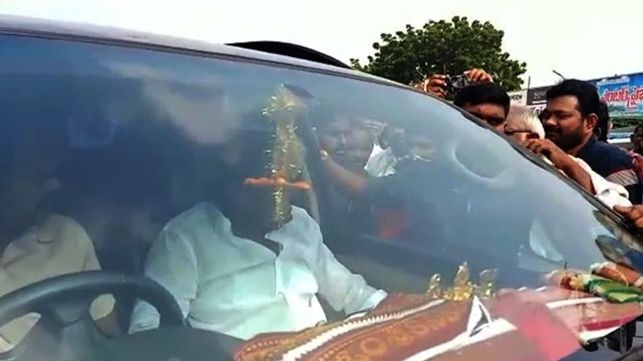 పిన్నెల్లి రామకృష్ణారెడ్డికి రాజధాని సెగ: గన్మెన్లపై పిడిగుద్దులు, రాళ్ల దాడి పిన్నెల్లి రామకృష్ణారెడ్డికి రాజధాని సెగ: గన్మెన్లపై పిడిగుద్దులు, రాళ్ల దాడి