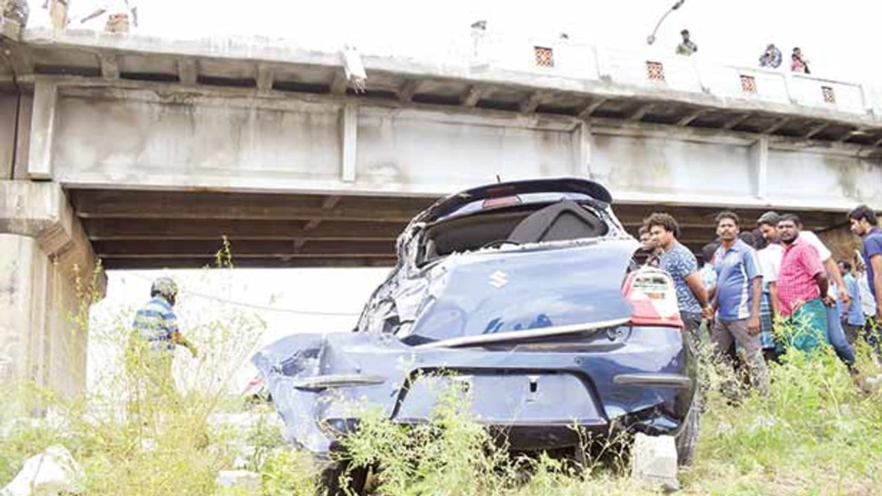 அசுர வேகத்தில் ஆற்றுக்குள் பாய்ந்த கார்..! அதிர்ஷ்டவசமாக உயிர்தப்பிய ஓட்டுநர்..! அசுர வேகத்தில் ஆற்றுக்குள் பாய்ந்த கார்..! அதிர்ஷ்டவசமாக உயிர்தப்பிய ஓட்டுநர்..!