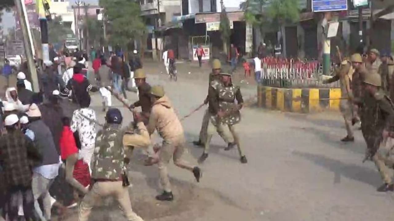 স্থানীয় বাসিন্দাদের হাতে বেদম মার খেল পুলিশ, মেরে মাথা ফাটিয়ে দেওয়া হল অফিসারের