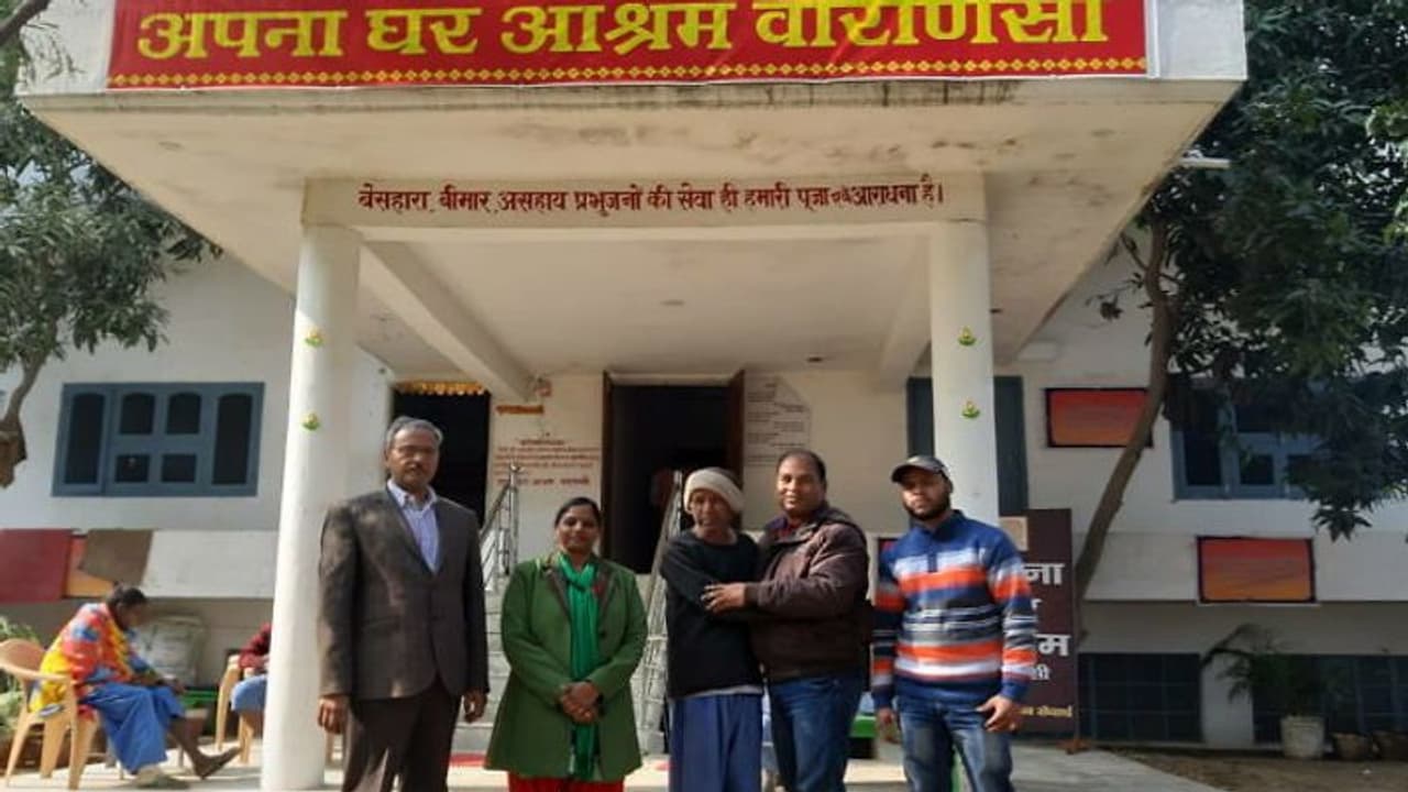 श्राद्ध की तैयारी के बीच घर वापस लौटा बेटा, शादी की वजह से 25 साल पहले परिवार से हो गया था दूर श्राद्ध की तैयारी के बीच घर वापस लौटा बेटा, शादी की वजह से 25 साल पहले परिवार से हो गया था दूर