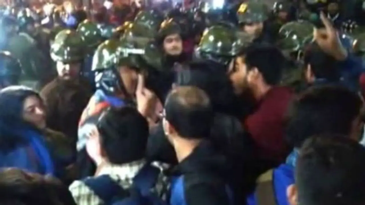 ভুল করে লাঠিচার্জ , যাদবপুর বিশ্ববিদ্য়ালয়ের পড়ুয়াদের কাছে ক্ষমা চাইলেন পুলিসকর্তা ভুল করে লাঠিচার্জ , যাদবপুর বিশ্ববিদ্য়ালয়ের পড়ুয়াদের কাছে ক্ষমা চাইলেন পুলিসকর্তা