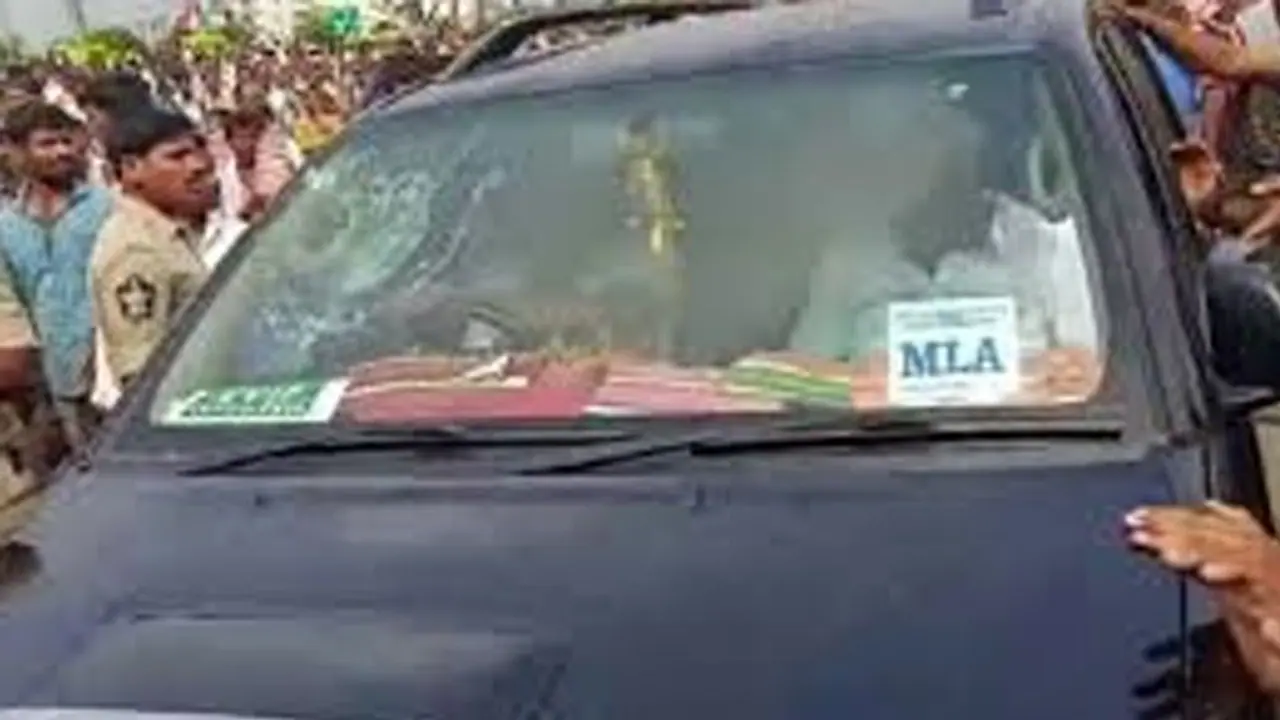 ఎమ్మెల్యే పిన్నెల్లి కారుపై దాడి... మరో ఇద్దరు అరెస్ట్ ఎమ్మెల్యే పిన్నెల్లి కారుపై దాడి... మరో ఇద్దరు అరెస్ట్