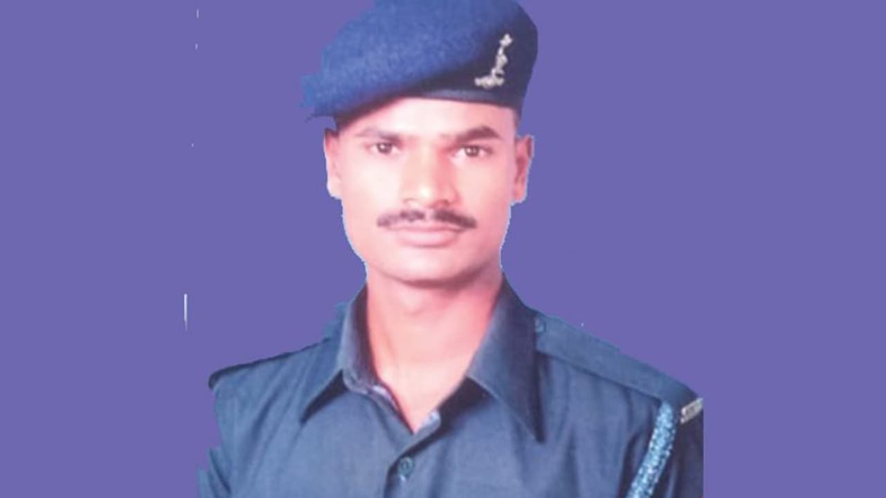 ಇಳಿಯುವಾಗ ರೈಲಿನಡಿ ಸಿಲುಕಿ ಯೋಧ ಸಾವು : ಸ್ವಗ್ರಾಮದಲ್ಲಿ ಅಂತಿಮ ಕ್ರಿಯೆ ಇಳಿಯುವಾಗ ರೈಲಿನಡಿ ಸಿಲುಕಿ ಯೋಧ ಸಾವು : ಸ್ವಗ್ರಾಮದಲ್ಲಿ ಅಂತಿಮ ಕ್ರಿಯೆ