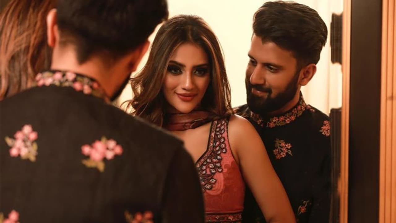 জন্মদিনে সারি সারি কেক, নাচতে নাচতে ছুঁরি চালালেন নুসরত জন্মদিনে সারি সারি কেক, নাচতে নাচতে ছুঁরি চালালেন নুসরত