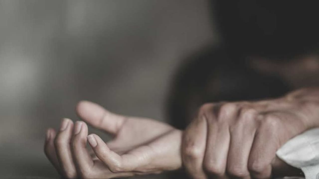 অর্থ নয়, নাবালিকা মেয়েদের দোকানদারের বিছানায় পাঠিয়েই জিনিসপত্র কিনত এই দুই 'কুমাতা' অর্থ নয়, নাবালিকা মেয়েদের দোকানদারের বিছানায় পাঠিয়েই জিনিসপত্র কিনত এই দুই 'কুমাতা'