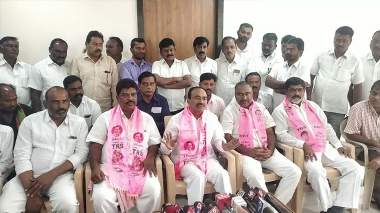 రాజకీయాల్లో హత్యలుండవు... ఆత్మహత్యలే: మరోసారి ఈటల కీలక వ్యాఖ్యలు రాజకీయాల్లో హత్యలుండవు... ఆత్మహత్యలే: మరోసారి ఈటల కీలక వ్యాఖ్యలు