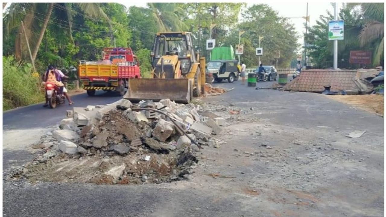 15 വർഷത്തിന് ശേഷം പുലാമന്തോൾ പാലത്തിലെ ടോൾ ബൂത്ത് പൊളിച്ചു 15 വർഷത്തിന് ശേഷം പുലാമന്തോൾ പാലത്തിലെ ടോൾ ബൂത്ത് പൊളിച്ചു