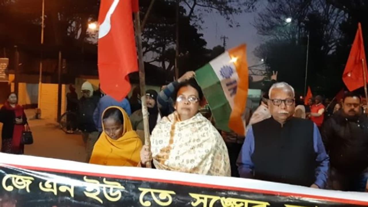 মেয়ের ওপর হামলার ঘটনায় উপাচার্যের পদত্যাগ চাইলেন ঐশীর মা মেয়ের ওপর হামলার ঘটনায় উপাচার্যের পদত্যাগ চাইলেন ঐশীর মা