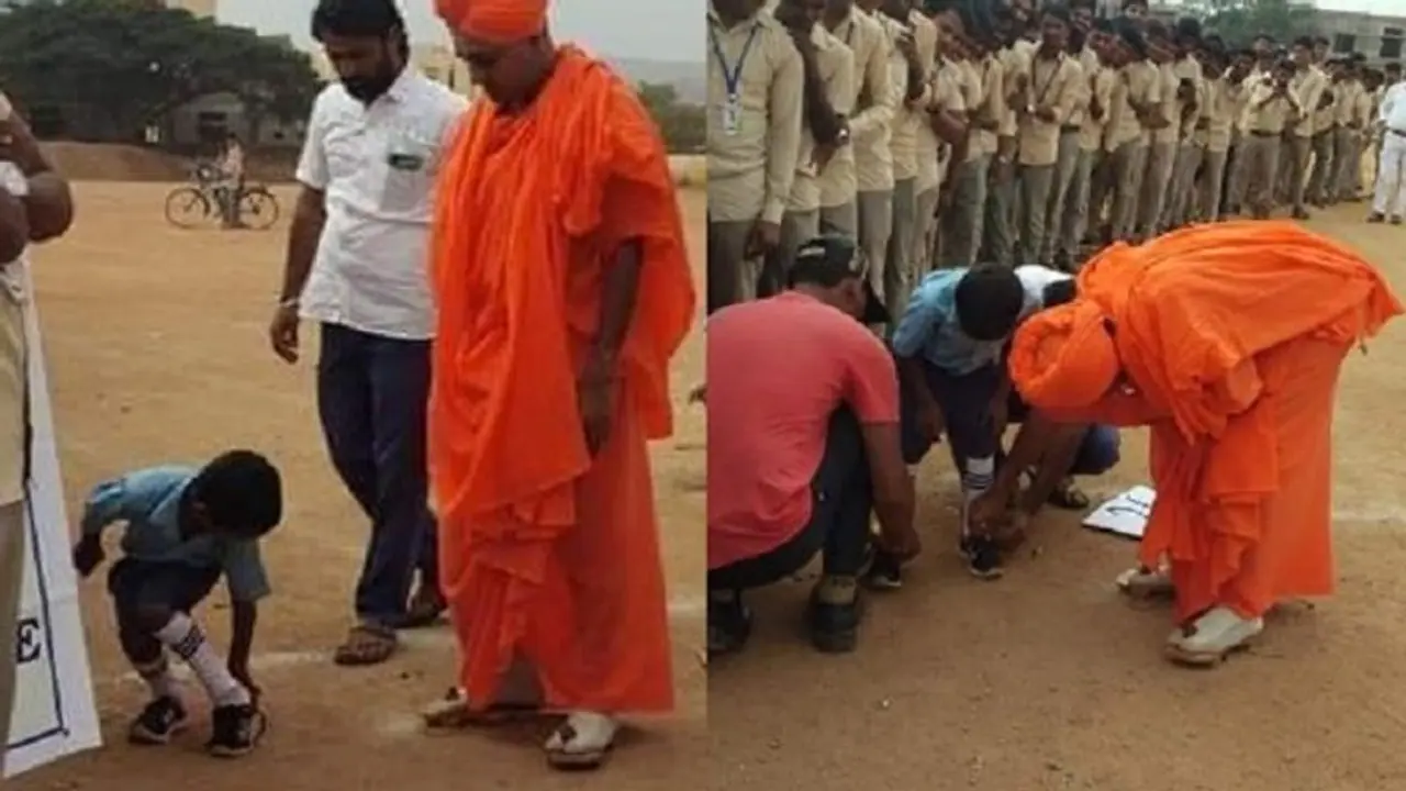 ವಿದ್ಯಾರ್ಥಿಯ ಶೂ ಲೇಸ್ ಕಟ್ಟಿ ಸರಳತೆ ಮೆರೆದ ಕೊಪ್ಪಳದ ಗವಿ ಸಿದ್ದೇಶ್ವರ ಶ್ರೀ..! ವಿದ್ಯಾರ್ಥಿಯ ಶೂ ಲೇಸ್ ಕಟ್ಟಿ ಸರಳತೆ ಮೆರೆದ ಕೊಪ್ಪಳದ ಗವಿ ಸಿದ್ದೇಶ್ವರ ಶ್ರೀ..!