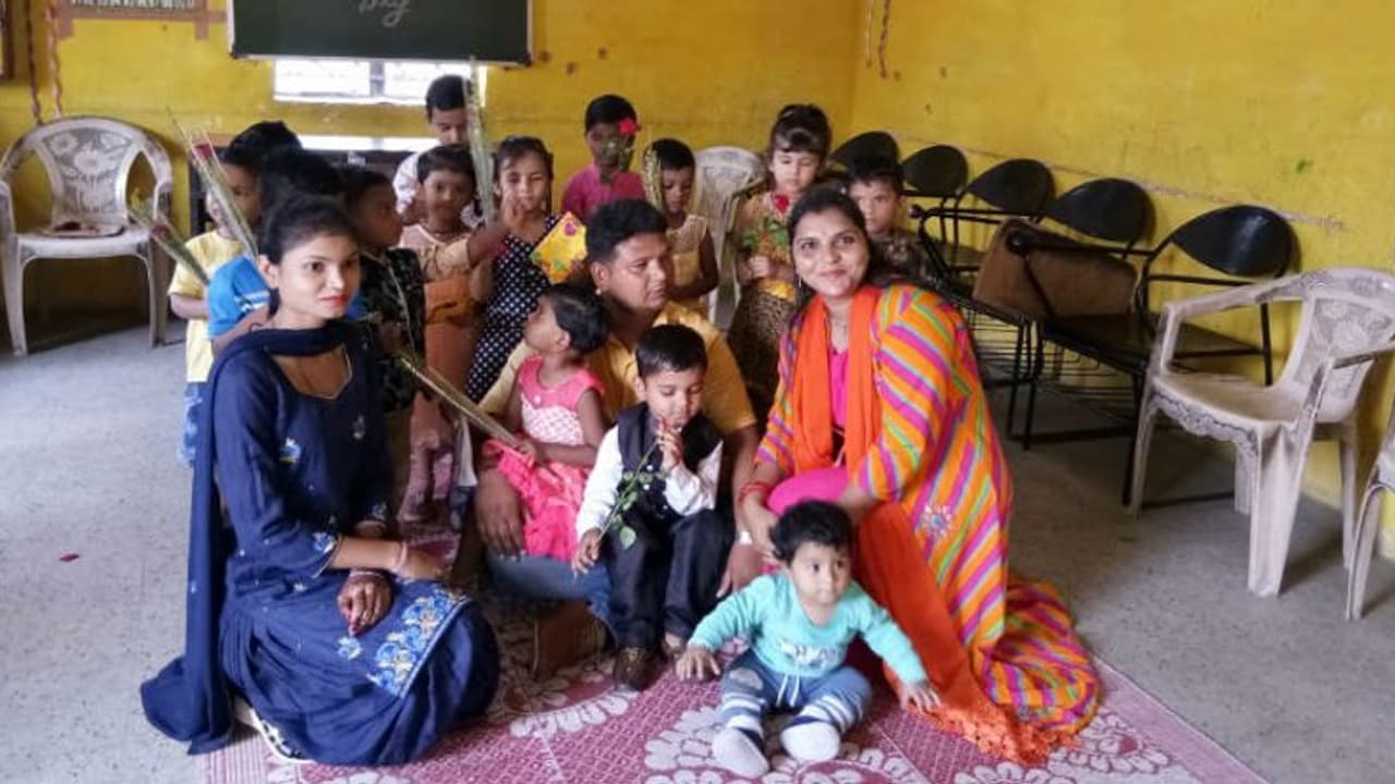 വെറുംകൈകളാല് മലം കോരുന്ന ആ മനുഷ്യര്ക്ക് ഇവര് ദൈവങ്ങളാണ്! വെറുംകൈകളാല് മലം കോരുന്ന ആ മനുഷ്യര്ക്ക് ഇവര് ദൈവങ്ങളാണ്!