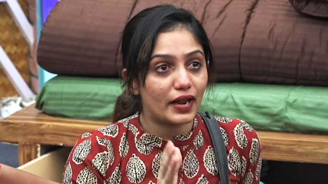 രജിത് കുമാറിന് മറുപടി; ബിഗ് ബോസില് പൊട്ടിക്കരഞ്ഞ് ആര്യ രജിത് കുമാറിന് മറുപടി; ബിഗ് ബോസില് പൊട്ടിക്കരഞ്ഞ് ആര്യ