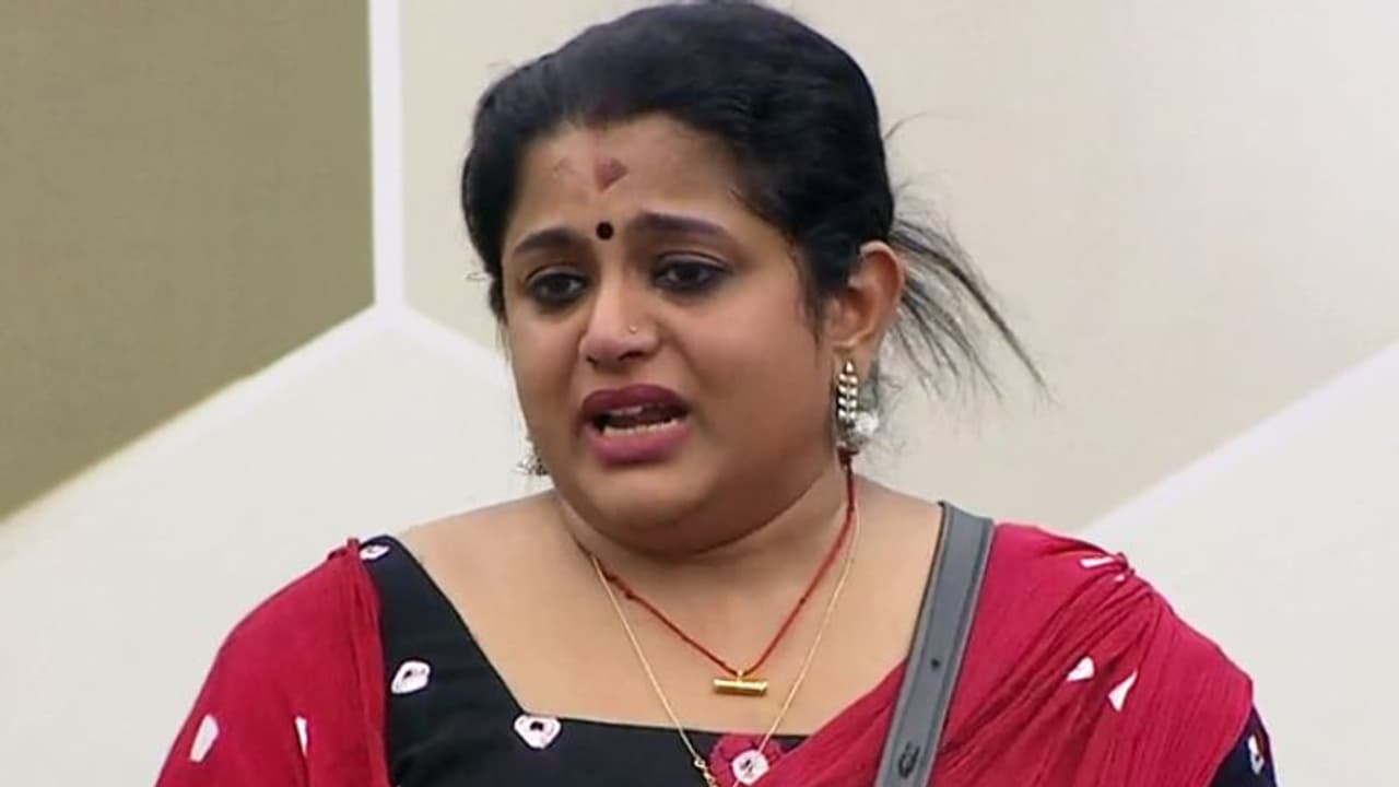 'എന്റെ കൈയില്‍ അന്ന് ആകെയുള്ളത് 961 രൂപയായിരുന്നു, സുരാജേട്ടനാണ് സഹായിച്ചത്'