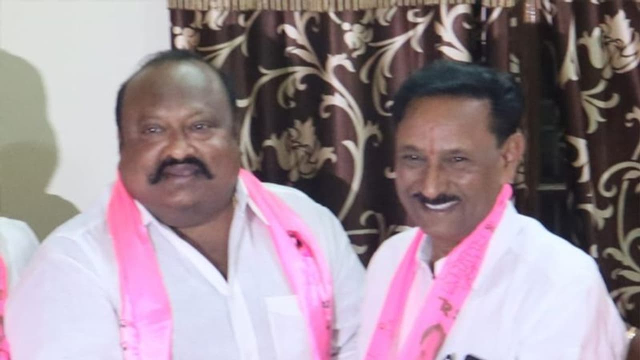 కరీంనగర్ కాంగ్రెస్ కు షాక్... టీఆర్ఎస్ కండువా కప్పుకున్న కీలక నేత కరీంనగర్ కాంగ్రెస్ కు షాక్... టీఆర్ఎస్ కండువా కప్పుకున్న కీలక నేత