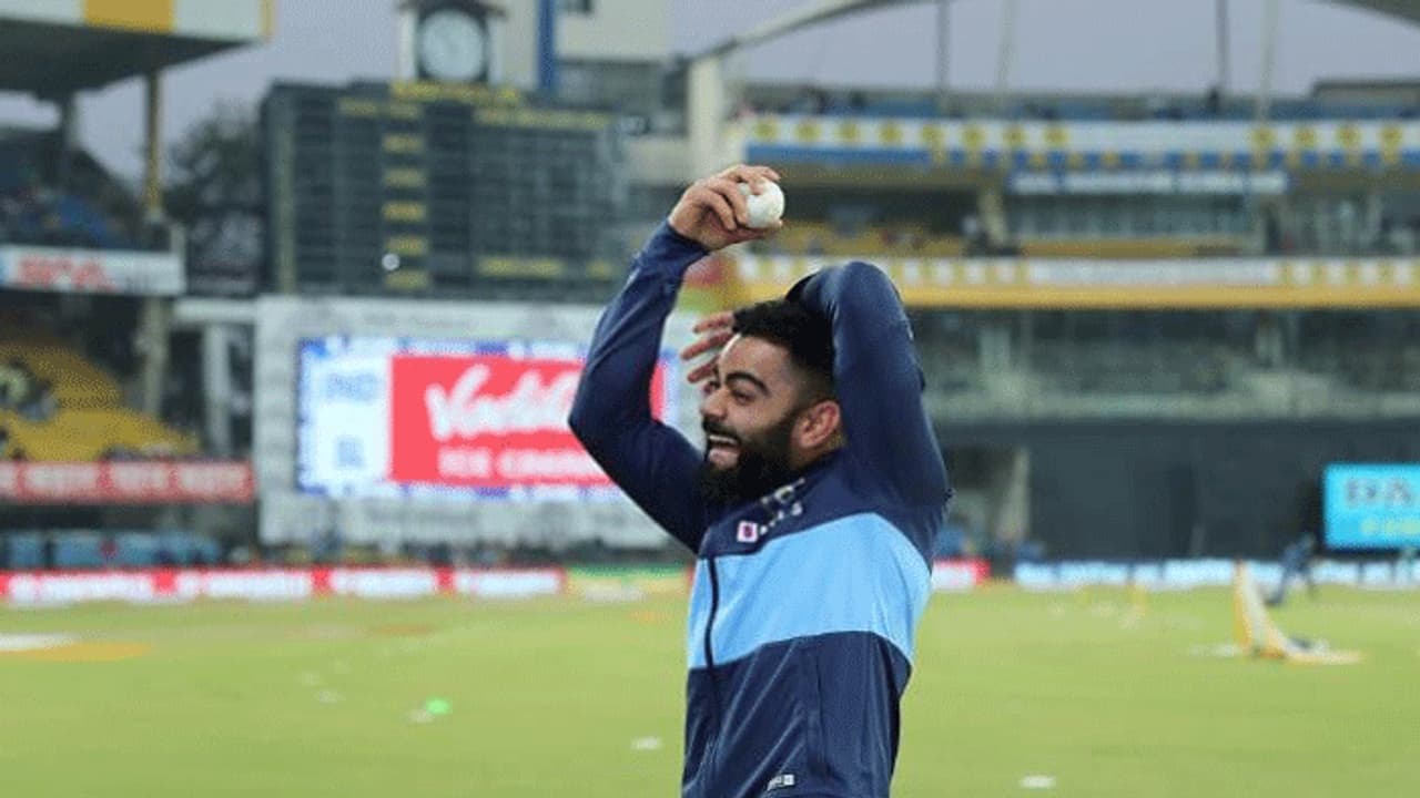 హర్భజన్ సింగ్ ని కాపీ కొట్టిన విరాట్ కోహ్లీ.. వీడియో వైరల్ హర్భజన్ సింగ్ ని కాపీ కొట్టిన విరాట్ కోహ్లీ.. వీడియో వైరల్