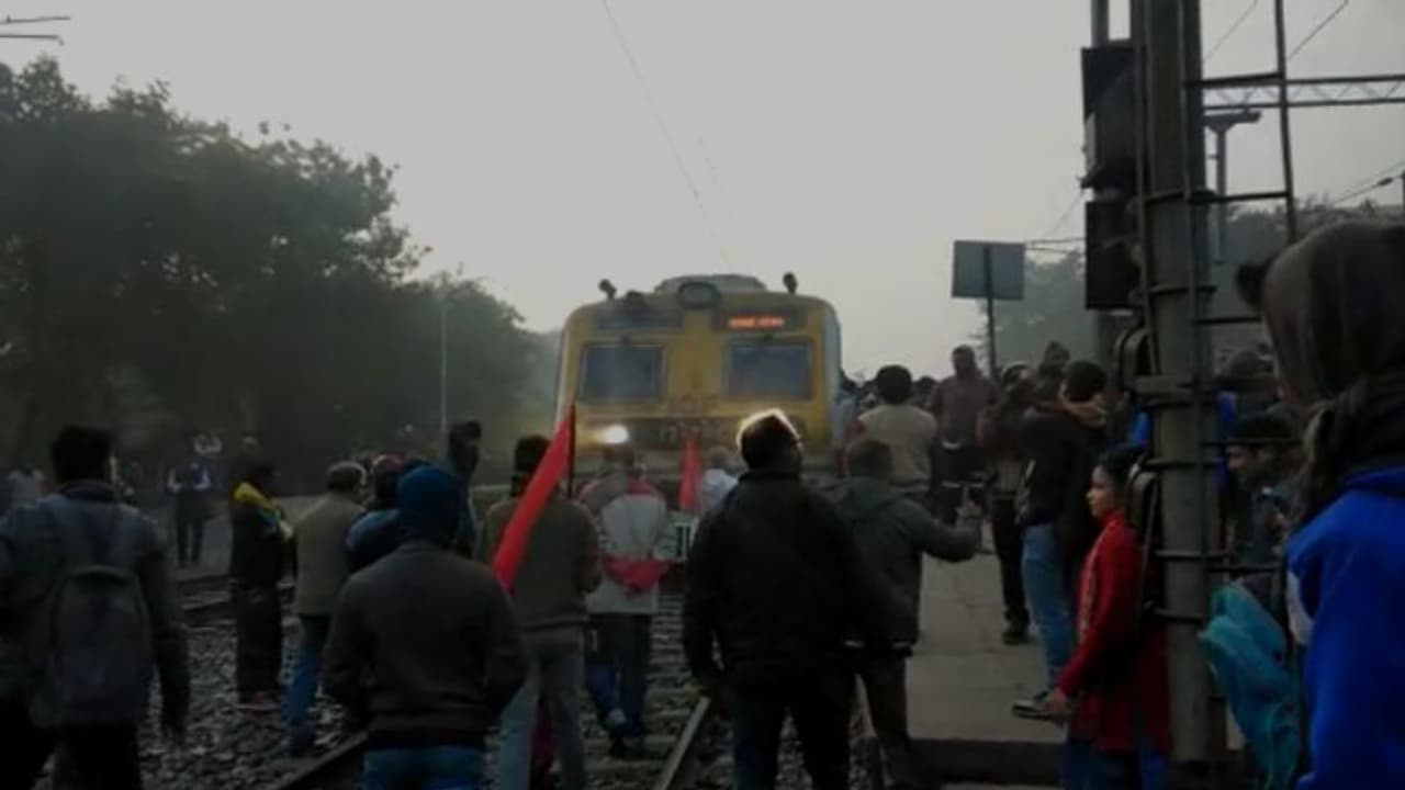 বন্ধের জেরে স্তব্ধ রেল চলাচল, শিয়ালদহ হাওড়া শাখার রেল পরিষেবা বিপর্যস্ত বন্ধের জেরে স্তব্ধ রেল চলাচল, শিয়ালদহ হাওড়া শাখার রেল পরিষেবা বিপর্যস্ত