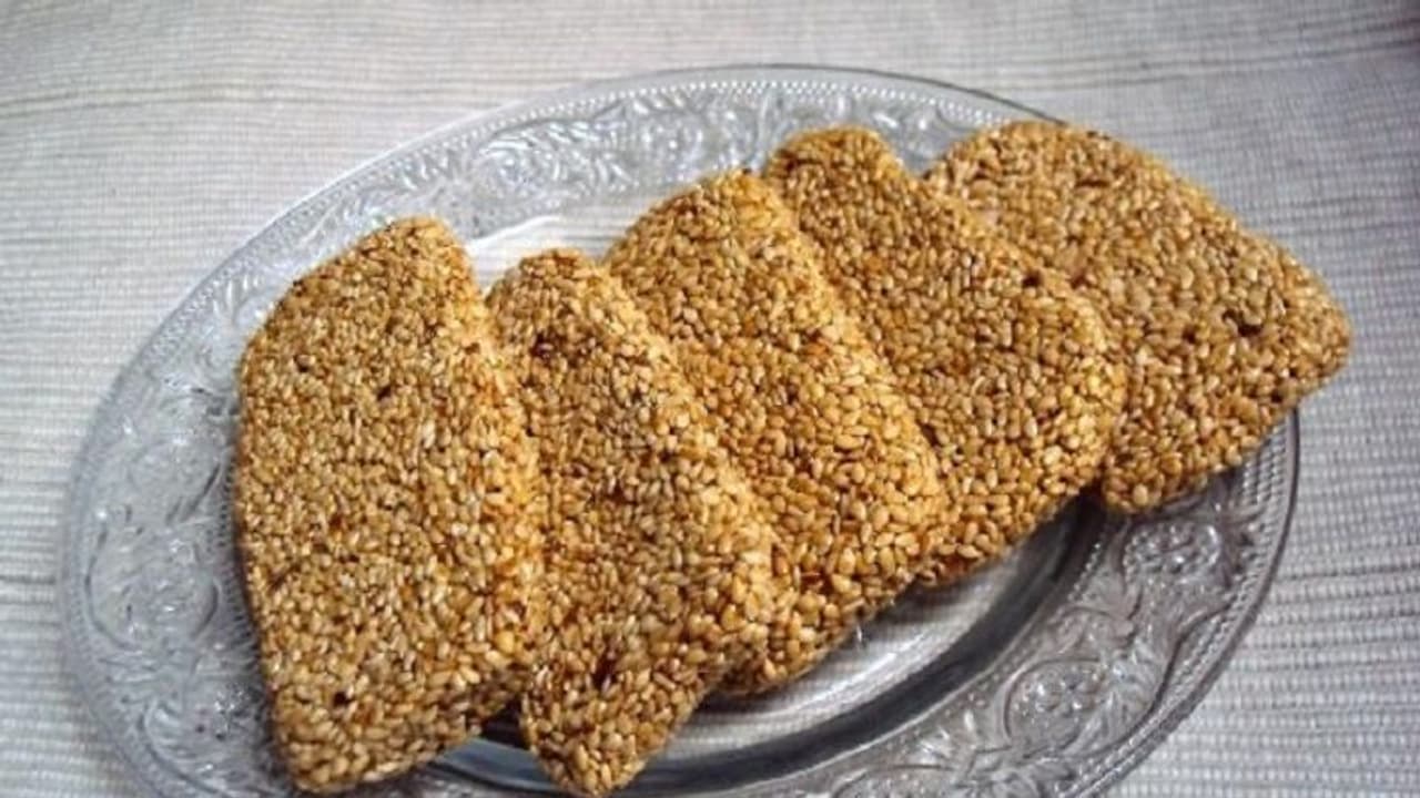 इस मकर संक्रांति पर ऐसे बनाएं तिल की पट्टी, बाजार की मिलावटी चीजों से बचें