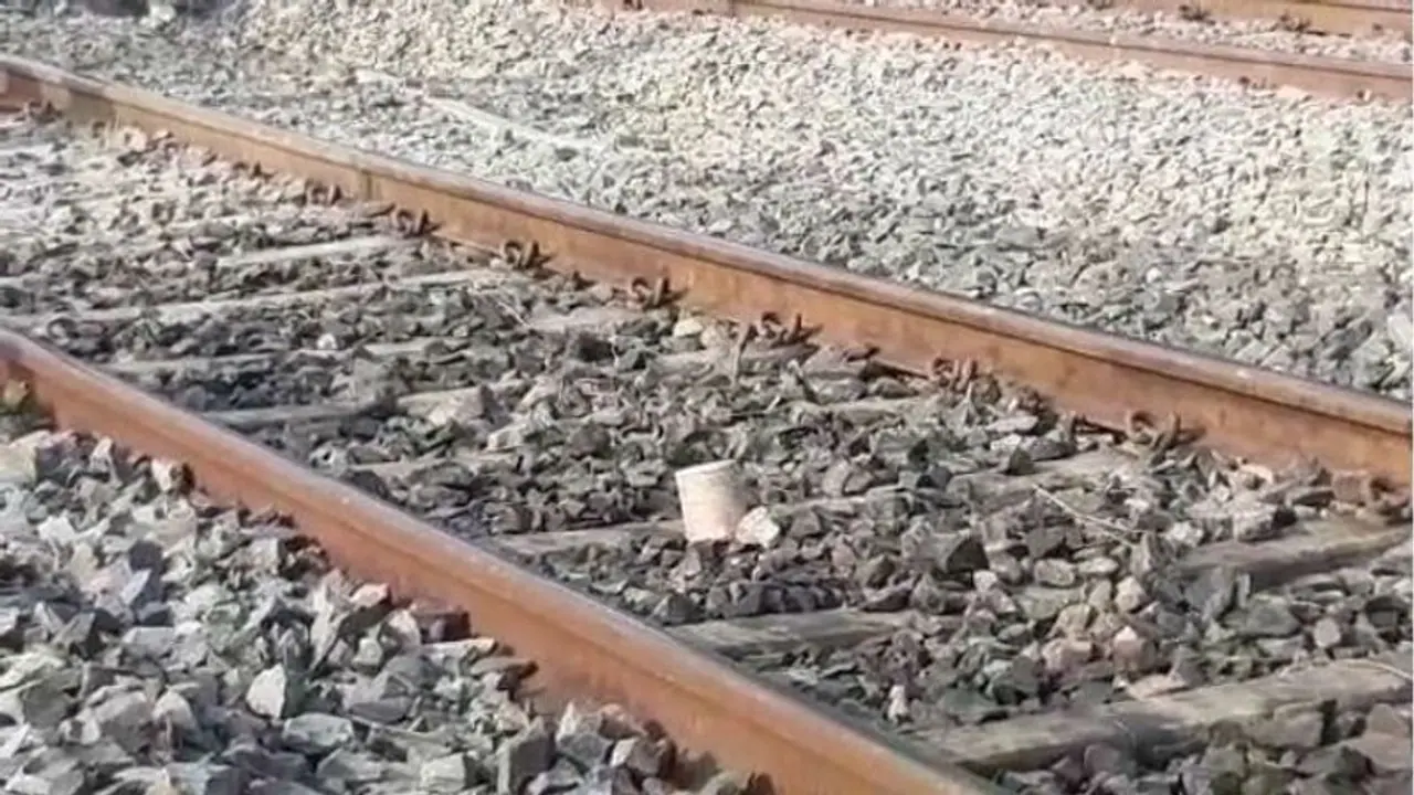 রেল লাইনে বোমা, পুলিশের সঙ্গে সংঘর্ষ, বনধ ঘিরে উত্তপ্ত বারাসত রেল লাইনে বোমা, পুলিশের সঙ্গে সংঘর্ষ, বনধ ঘিরে উত্তপ্ত বারাসত