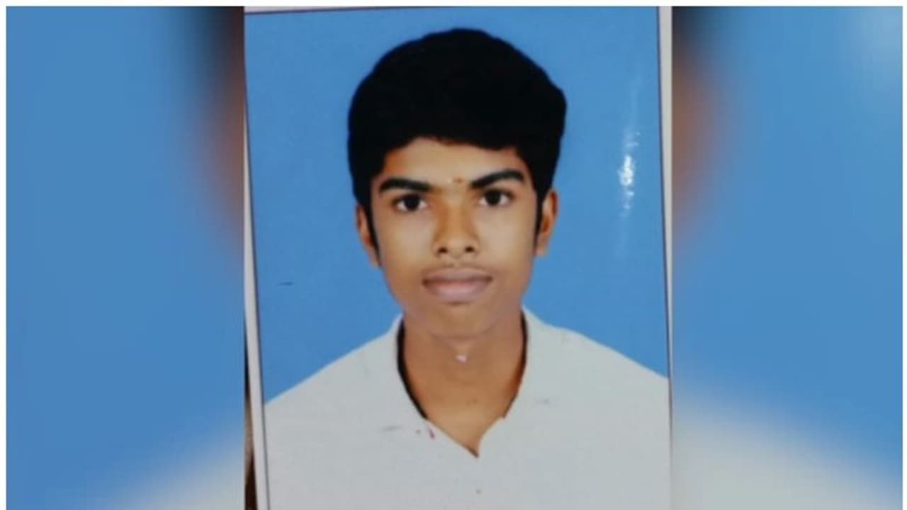 യുവാവിന്റെ ആത്മഹത്യയില് പൊലീസിനെതിരെ ആരോപണം; കള്ളക്കേസില് കുടുക്കിയെന്ന് പിതാവ് യുവാവിന്റെ ആത്മഹത്യയില് പൊലീസിനെതിരെ ആരോപണം; കള്ളക്കേസില് കുടുക്കിയെന്ന് പിതാവ്