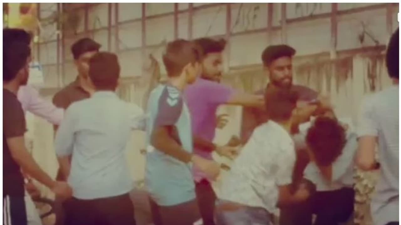 തൃശ്ശൂരില് കോളേജ് വിദ്യാര്ത്ഥിയെ വളഞ്ഞിട്ട് മര്ദ്ദിക്കുന്ന വീഡിയോ ടിക് ടോക്കില് പ്രചരിക്കുന്നു തൃശ്ശൂരില് കോളേജ് വിദ്യാര്ത്ഥിയെ വളഞ്ഞിട്ട് മര്ദ്ദിക്കുന്ന വീഡിയോ ടിക് ടോക്കില് പ്രചരിക്കുന്നു