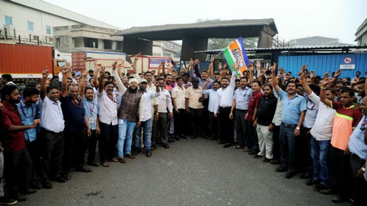দেশজুড়ে মিশ্র প্রভাব, স্বাভাবিক থাকল বাণিজ্যনগরী, ধর্মঘটীদের ট্যুইট করে সেলাম রাহুলের দেশজুড়ে মিশ্র প্রভাব, স্বাভাবিক থাকল বাণিজ্যনগরী, ধর্মঘটীদের ট্যুইট করে সেলাম রাহুলের
