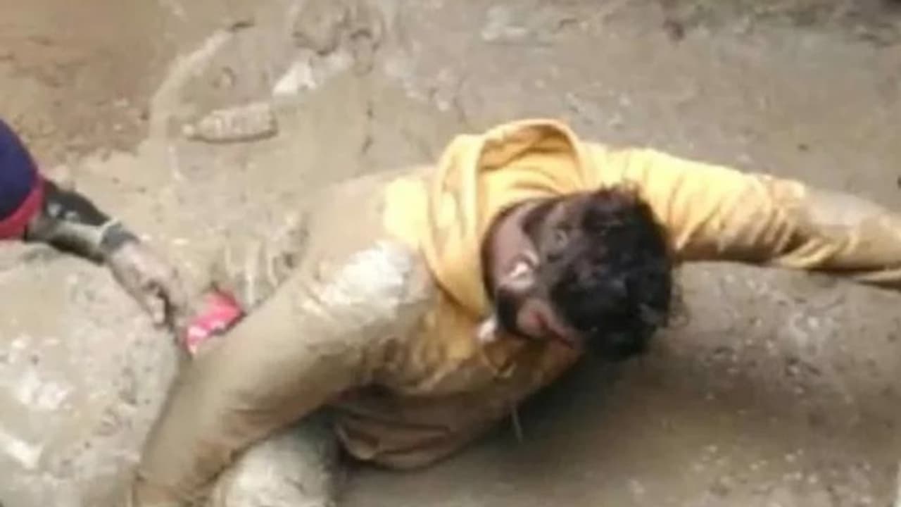 और बाइक सहित गड्ढे में जा गिरे युवक, अगर गहराई 7 फीट से थोड़ी भी ज्यादा होती, तो गजब हो जाता और बाइक सहित गड्ढे में जा गिरे युवक, अगर गहराई 7 फीट से थोड़ी भी ज्यादा होती, तो गजब हो जाता