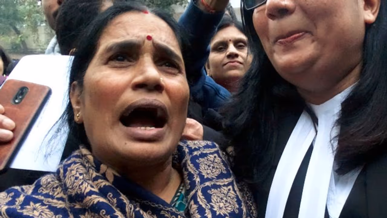 'ঝুলিতে আমার ছেলের প্রাণ দিন', নির্ভয়ার মায়ের কাছে আঁচল পাতলেন ধর্ষকের মা 'ঝুলিতে আমার ছেলের প্রাণ দিন', নির্ভয়ার মায়ের কাছে আঁচল পাতলেন ধর্ষকের মা