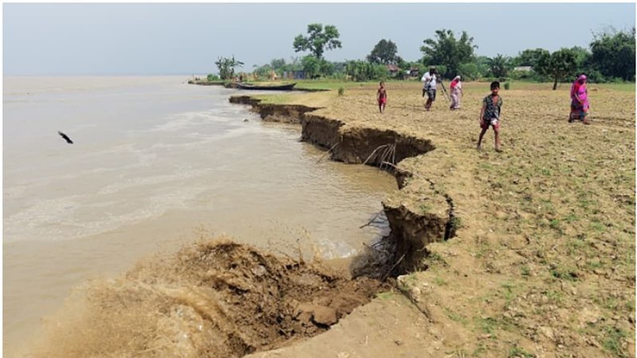 বাড়ছে গঙ্গা ব্রহ্মপুত্রের জলের স্তর, প্রবল ক্ষয় ক্ষতির আশঙ্কা সমীক্ষার রিপোর্টে বাড়ছে গঙ্গা ব্রহ্মপুত্রের জলের স্তর, প্রবল ক্ষয় ক্ষতির আশঙ্কা সমীক্ষার রিপোর্টে