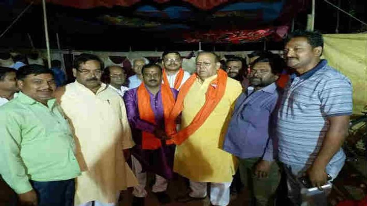 लोगों ने पूछा सड़क कब बनेगी, विधायक बोले भगवान विश्वकर्मा नहीं हैं जो सभी रोड बनवा दूं लोगों ने पूछा सड़क कब बनेगी, विधायक बोले भगवान विश्वकर्मा नहीं हैं जो सभी रोड बनवा दूं