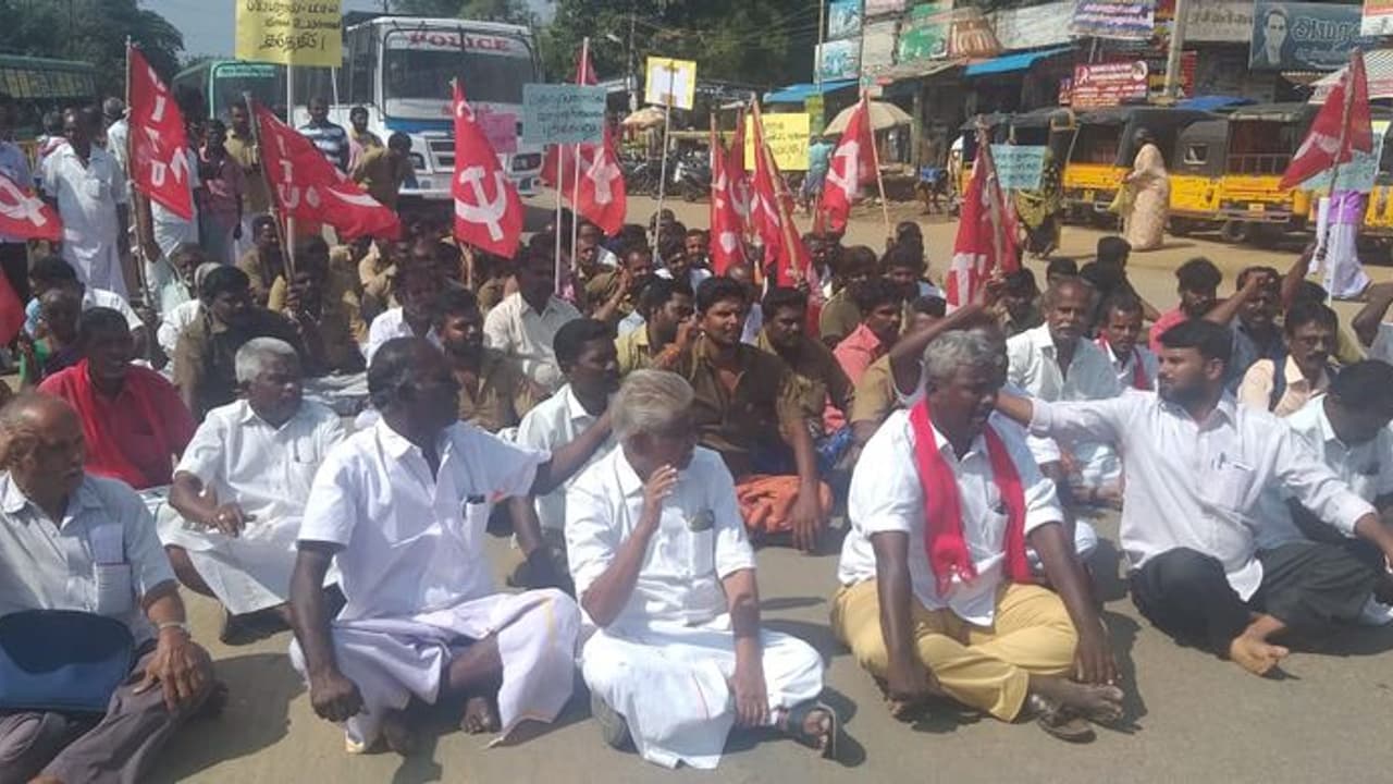 மேலூரில் சாலையை ஸ்தம்பிக்க வைத்த கம்யூனிஸ்டுகள்...!! 100க்கும் மேற்பட்டோரை கைது செய்தது போலீஸ்...!! மேலூரில் சாலையை ஸ்தம்பிக்க வைத்த கம்யூனிஸ்டுகள்...!! 100க்கும் மேற்பட்டோரை கைது செய்தது போலீஸ்...!!