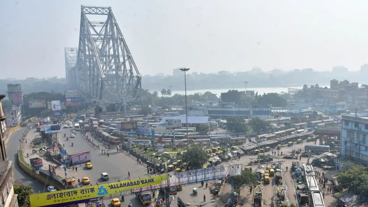 Bharat Bandh দেশ জুড়ে চলছে বনধ, ট্রেন থেকে সড়ক যোগাযোগে সচল বাংলা