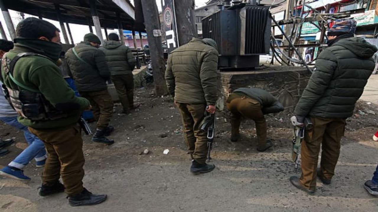 শ্রীনগরে গ্রেনেড হানা, নিশানায় সিআরপিএফ বাহিনী শ্রীনগরে গ্রেনেড হানা, নিশানায় সিআরপিএফ বাহিনী