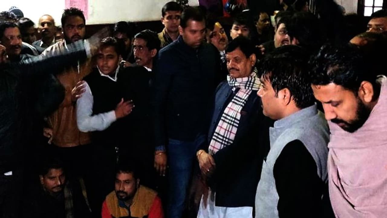 वकील को बेरहमी से हत्या, साथियों के प्रदर्शन के बाद इंस्पेक्टर सस्पेंड; DM ने दी 2 लाख रुपए की आथिक मदद वकील को बेरहमी से हत्या, साथियों के प्रदर्शन के बाद इंस्पेक्टर सस्पेंड; DM ने दी 2 लाख रुपए की आथिक मदद