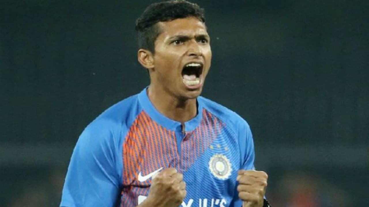 147 கிமீ வேகத்தில் நவ்தீப் சைனி போட்ட யார்க்கர்.. ஸ்டம்ப் காலியானதை கண்டு வியந்த விராட்.. வீடியோ 147 கிமீ வேகத்தில் நவ்தீப் சைனி போட்ட யார்க்கர்.. ஸ்டம்ப் காலியானதை கண்டு வியந்த விராட்.. வீடியோ