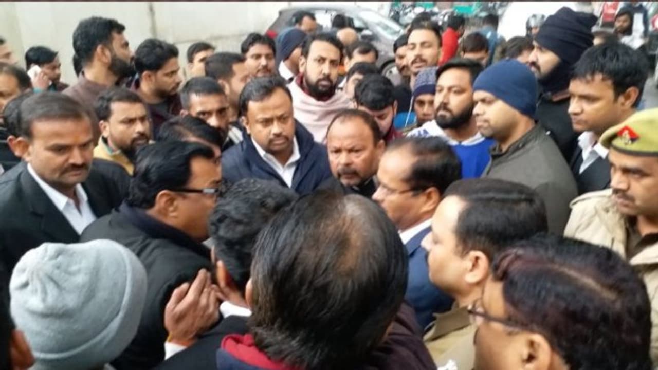 ইট, রড ও পাথর দিয়ে থেঁতলে খুন, যোগী রাজ্যে প্রতিবাদে উত্তাল আইনজীবী মহল ইট, রড ও পাথর দিয়ে থেঁতলে খুন, যোগী রাজ্যে প্রতিবাদে উত্তাল আইনজীবী মহল