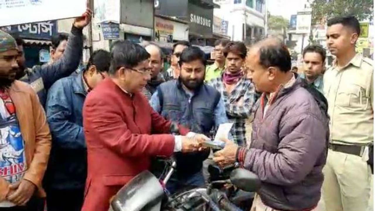 বনধের দিনেই নাগরিকত্ব আইনের প্রচার, পথে নেমে সই সংগ্রহ বাঁকুড়ার সাংসদের বনধের দিনেই নাগরিকত্ব আইনের প্রচার, পথে নেমে সই সংগ্রহ বাঁকুড়ার সাংসদের