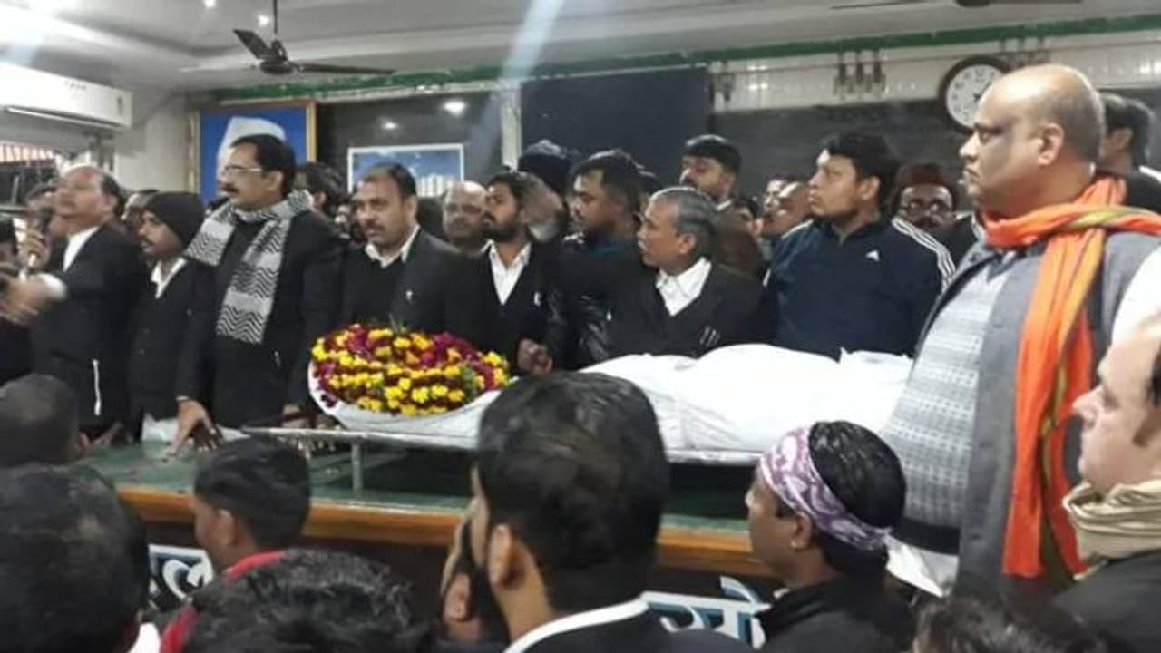 അഭിഭാഷകന് കൊല്ലപ്പെട്ട സംഭവം; മൃതദേഹവുമായി കോടതിക്കുള്ളില് സഹപ്രവര്ത്തകരുടെ പ്രതിഷേധം അഭിഭാഷകന് കൊല്ലപ്പെട്ട സംഭവം; മൃതദേഹവുമായി കോടതിക്കുള്ളില് സഹപ്രവര്ത്തകരുടെ പ്രതിഷേധം