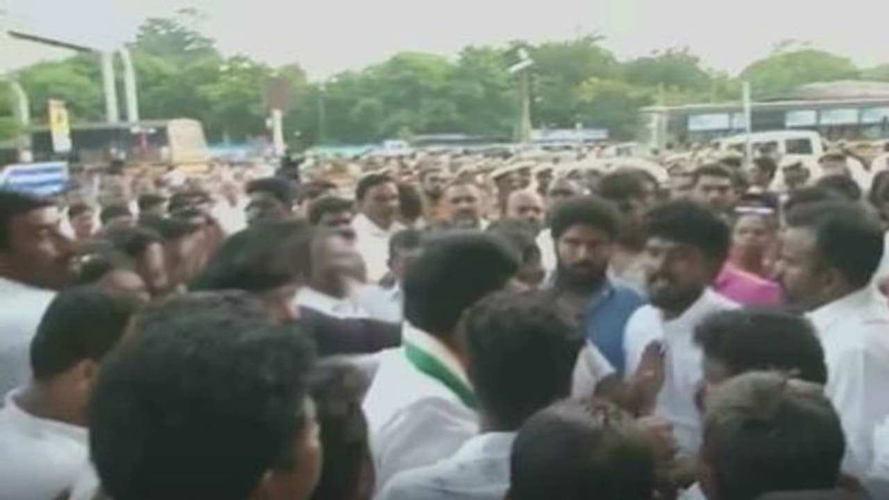 ஆவேசப்பட்ட கே.எஸ்.அழகிரி... காங்கிரஸ் நிர்வாகியை வெளுத்தெடுத்த வீடியோ..! ஆவேசப்பட்ட கே.எஸ்.அழகிரி... காங்கிரஸ் நிர்வாகியை வெளுத்தெடுத்த வீடியோ..!