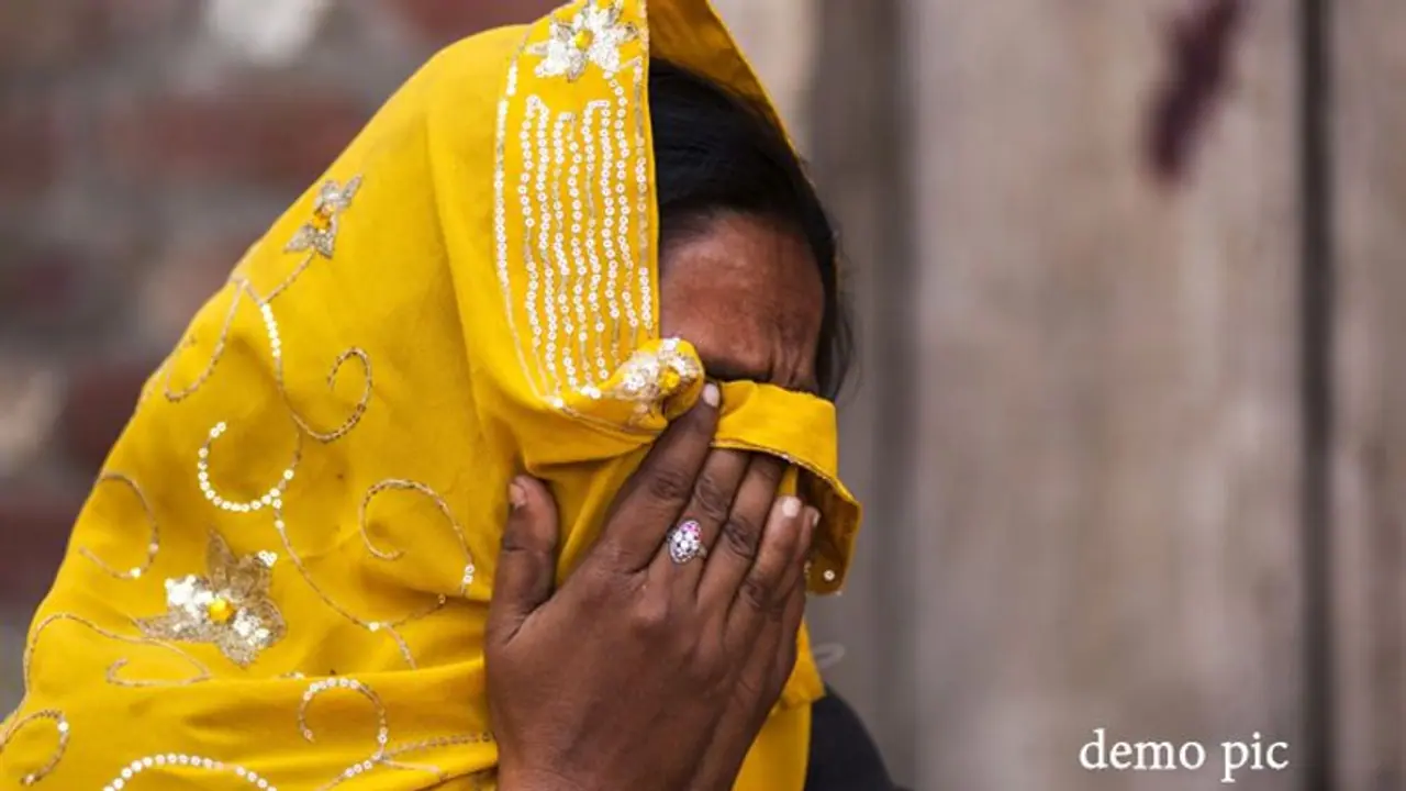 पति के एक झूठ ने पत्नी को मौत के मुहाने पर ले जाकर छोड़ा, अब धीमे धीमे मरने के अलावा कोई रास्ता नहीं पति के एक झूठ ने पत्नी को मौत के मुहाने पर ले जाकर छोड़ा, अब धीमे धीमे मरने के अलावा कोई रास्ता नहीं