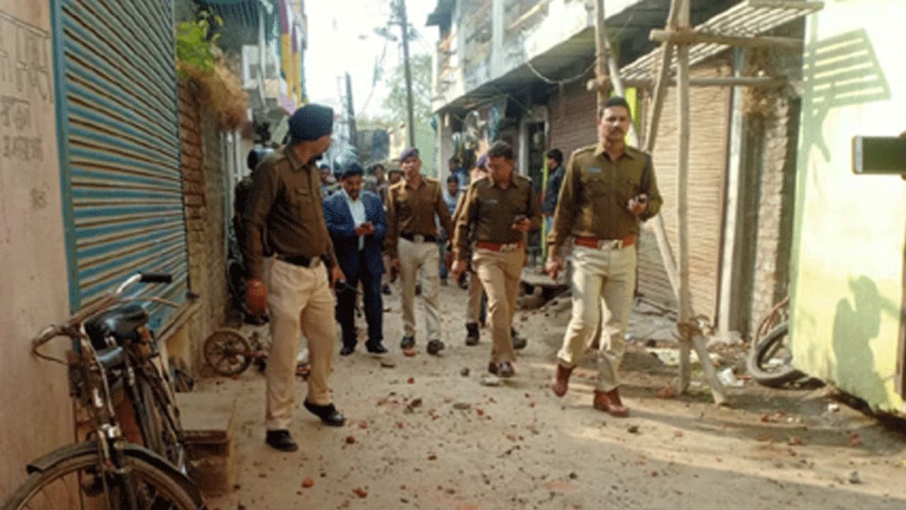 CAA के समर्थन में निकल रही रैली पर बरसाए पत्थर, मची भगदड़ तो लोगों ने बंद कर ली दुकानें CAA के समर्थन में निकल रही रैली पर बरसाए पत्थर, मची भगदड़ तो लोगों ने बंद कर ली दुकानें