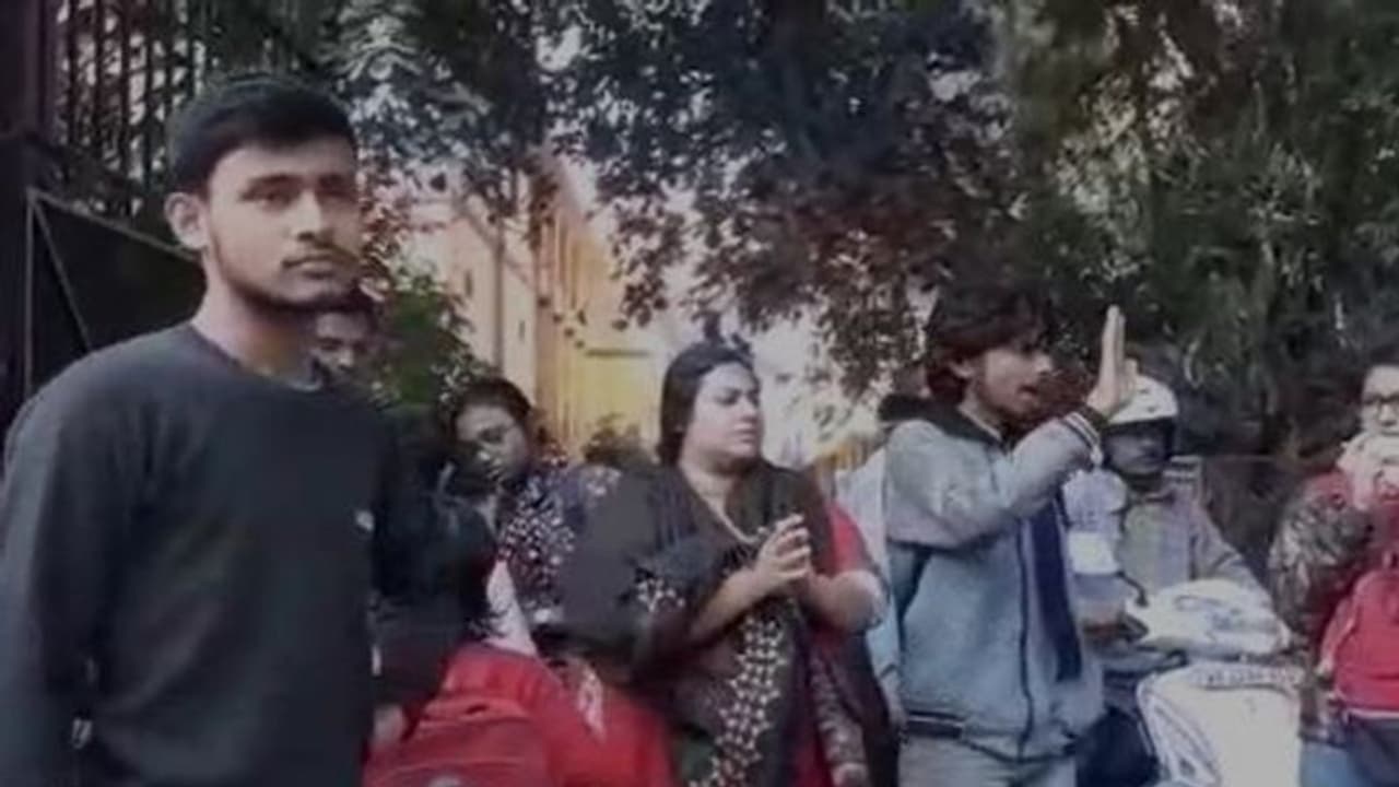 বনধ নিয়ে ধুন্ধুমার বর্ধমানে, মার খেলেন ছাত্রনেতা বনধ নিয়ে ধুন্ধুমার বর্ধমানে, মার খেলেন ছাত্রনেতা