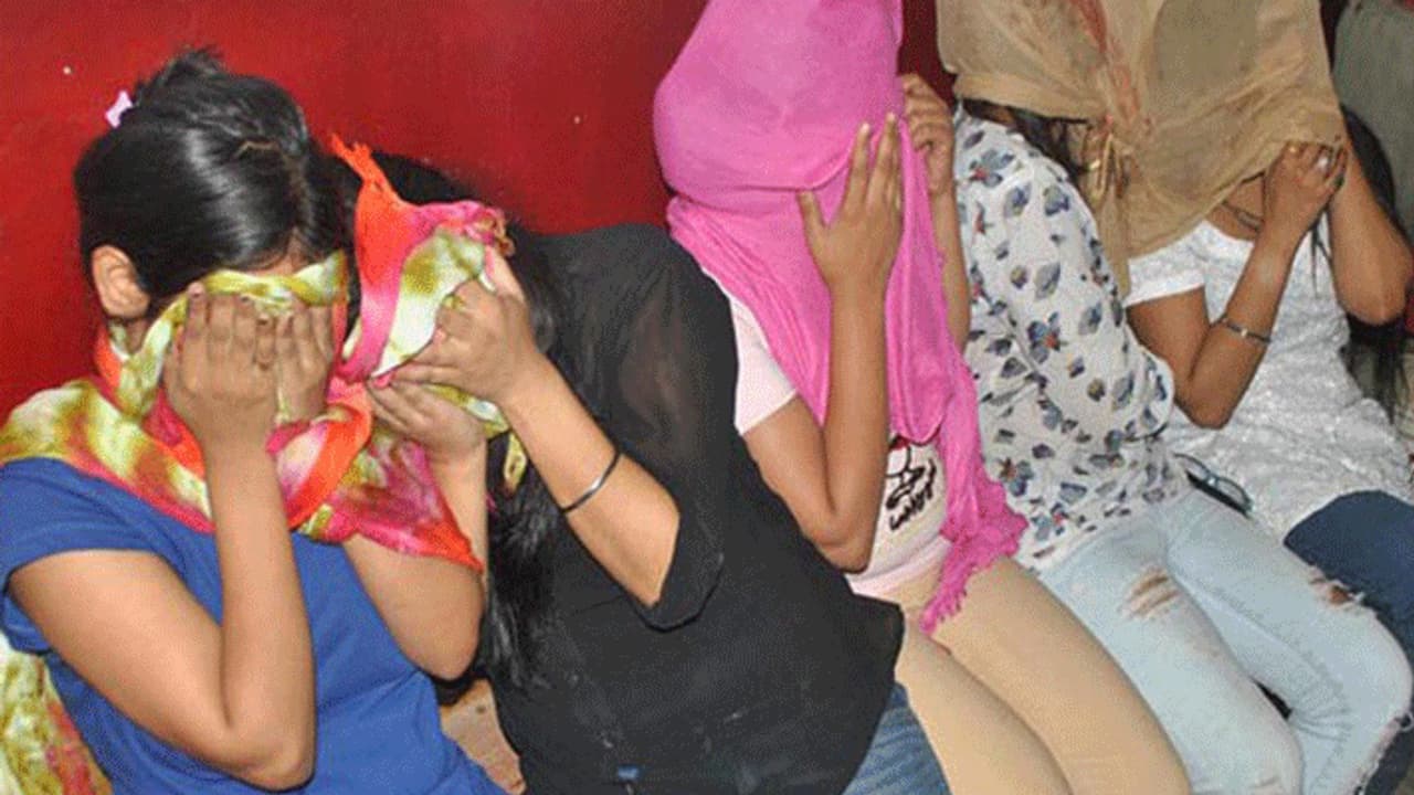 व्हाट्सएप के जरिए चल रहा था घिनौना काम, पुलिस ने मौके से पांच महिलओं को किया गिरफ्तार व्हाट्सएप के जरिए चल रहा था घिनौना काम, पुलिस ने मौके से पांच महिलओं को किया गिरफ्तार