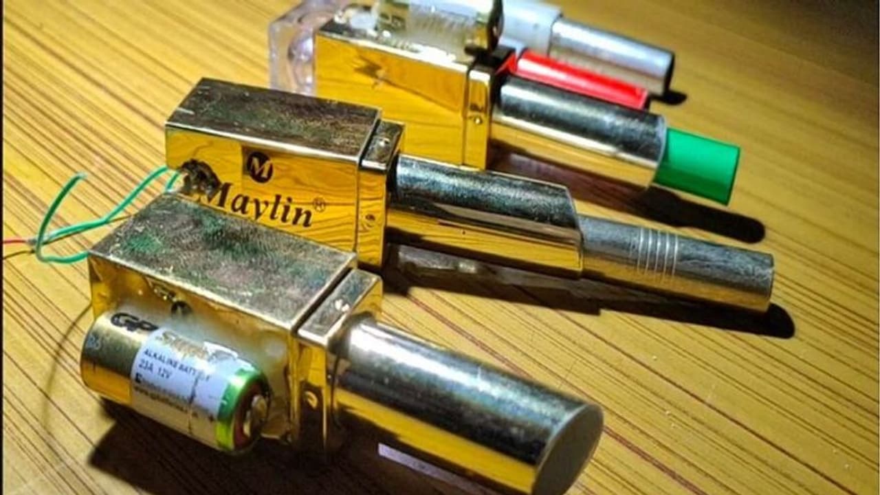 মহিলাদের সুরক্ষায় 'লিপস্টিক বন্দুক', চমকে দেওয়া আবিষ্কার বারানসীর যুবকের মহিলাদের সুরক্ষায় 'লিপস্টিক বন্দুক', চমকে দেওয়া আবিষ্কার বারানসীর যুবকের