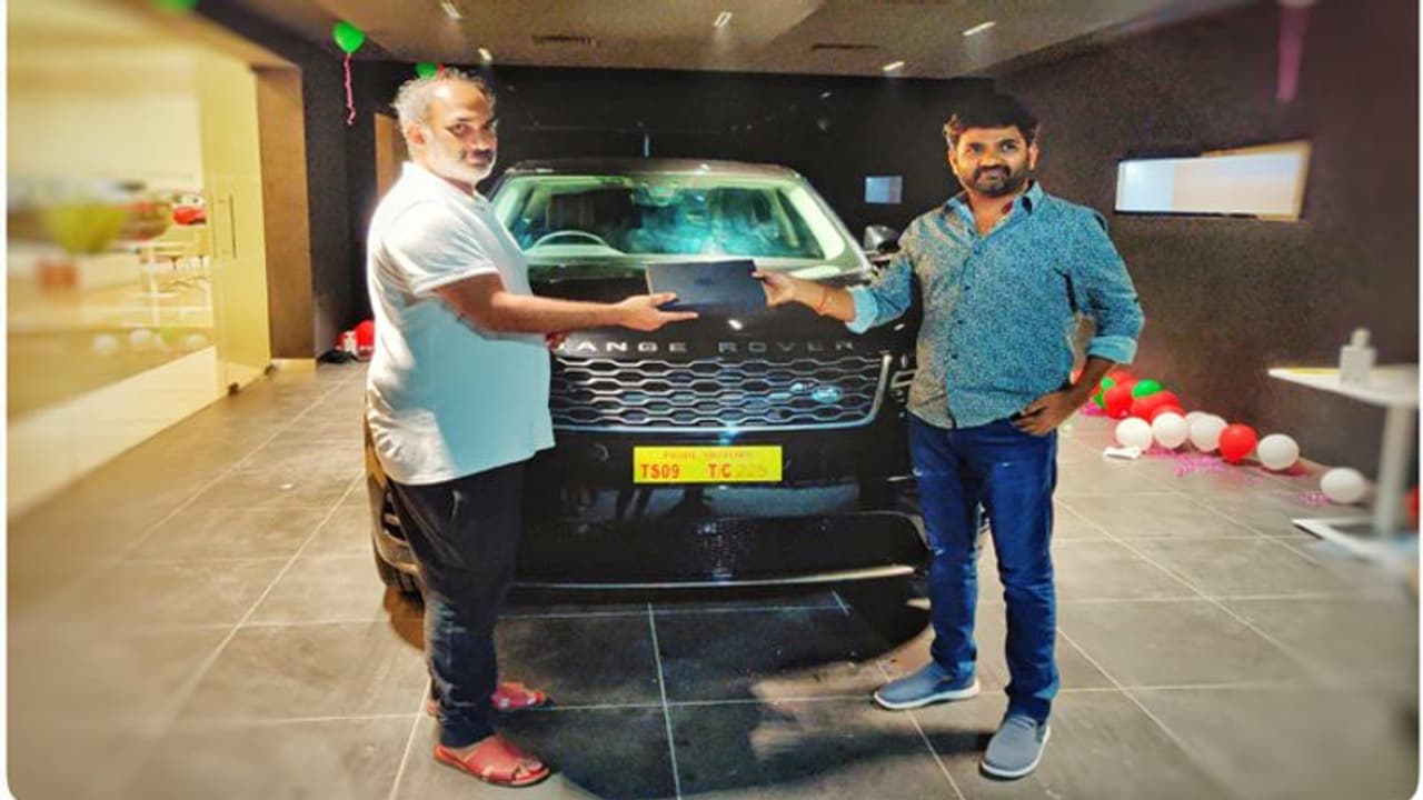 'ప్రతిరోజూ పండగే' బ్లాక్ బస్టర్ హిట్.. మారుతికి కాస్ట్లీ గిఫ్ట్! 'ప్రతిరోజూ పండగే' బ్లాక్ బస్టర్ హిట్.. మారుతికి కాస్ట్లీ గిఫ్ట్!